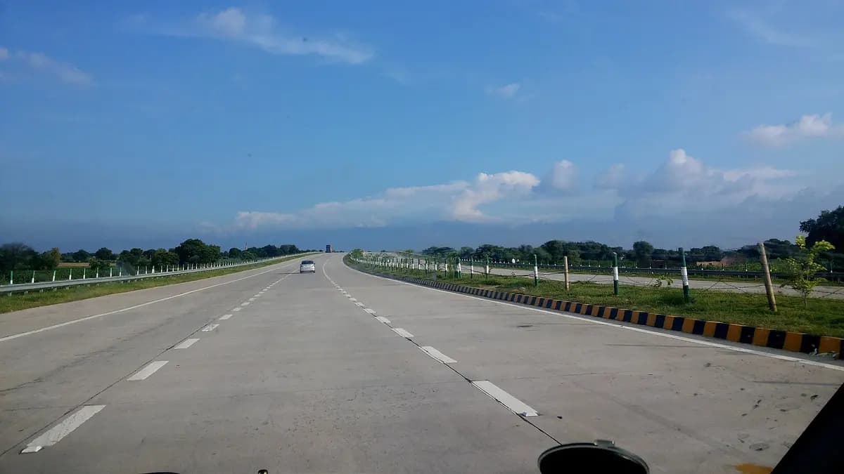 The Yamuna Expressway between Delhi and Agra